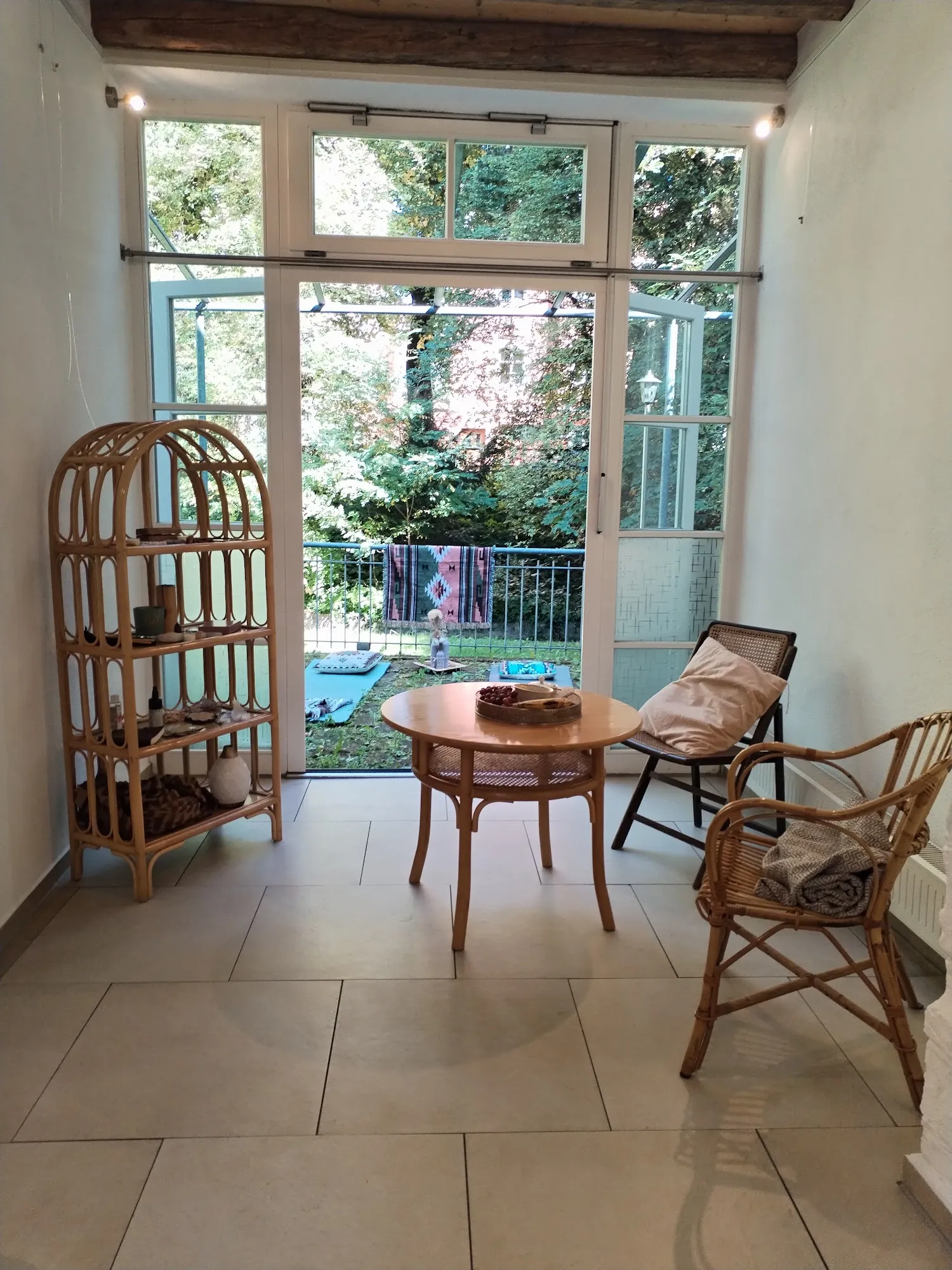 Heller Raum mit Blick in den Garten in der Schmiedgasse