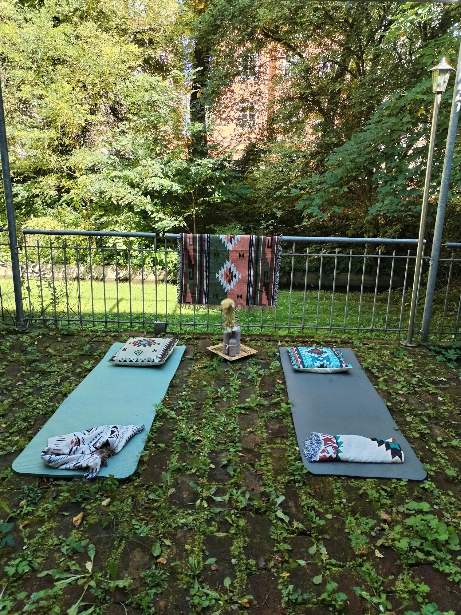 Platz im Garten, vorbereitet für eine Sitzung unter freiem Himmel